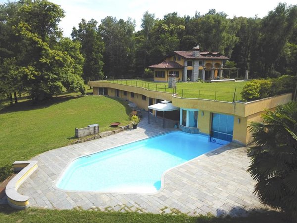 villa in vendita ad Agrate Conturbia in zona Conturbia