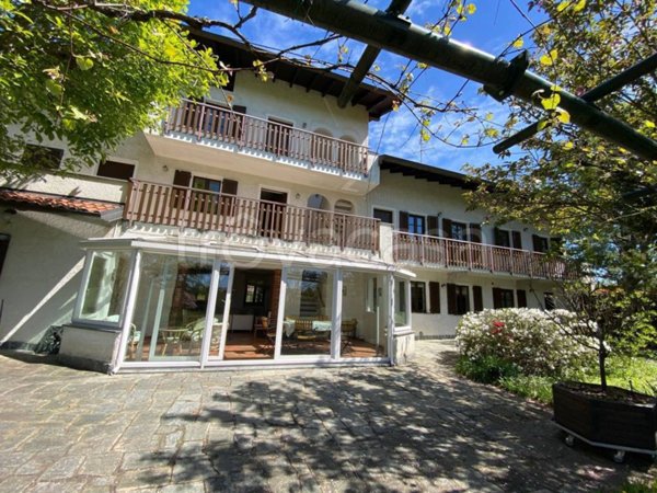 casa indipendente in vendita ad Agrate Conturbia in zona Conturbia