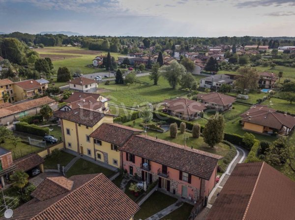 casa indipendente in vendita ad Agrate Conturbia in zona Conturbia