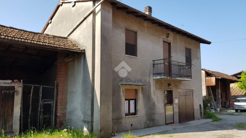 casa indipendente in vendita ad Agrate Conturbia in zona Conturbia