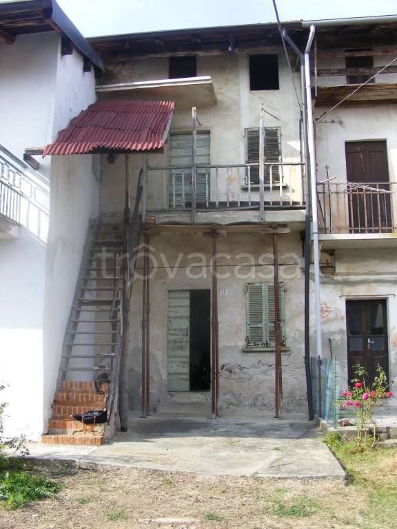 casa indipendente in vendita ad Agrate Conturbia in zona Conturbia