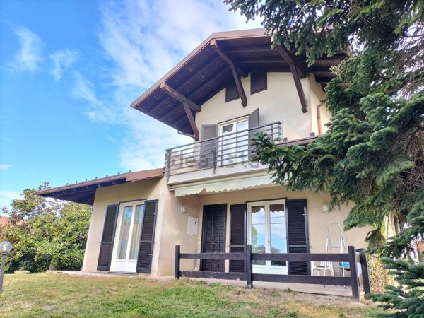 casa indipendente in vendita ad Agrate Conturbia