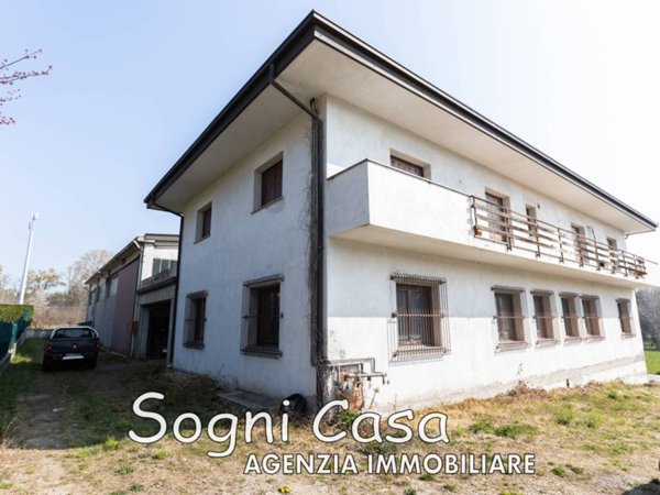 casa indipendente in vendita ad Agrate Conturbia