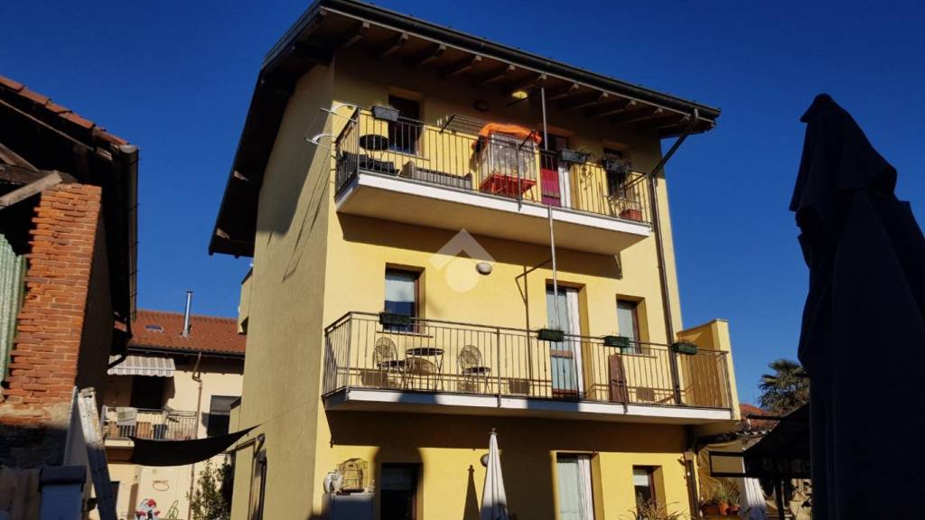 casa indipendente in vendita ad Agrate Conturbia in zona Conturbia
