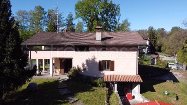 casa indipendente in vendita ad Agrate Conturbia in zona Conturbia