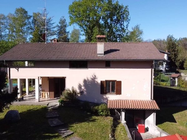 casa indipendente in vendita ad Agrate Conturbia