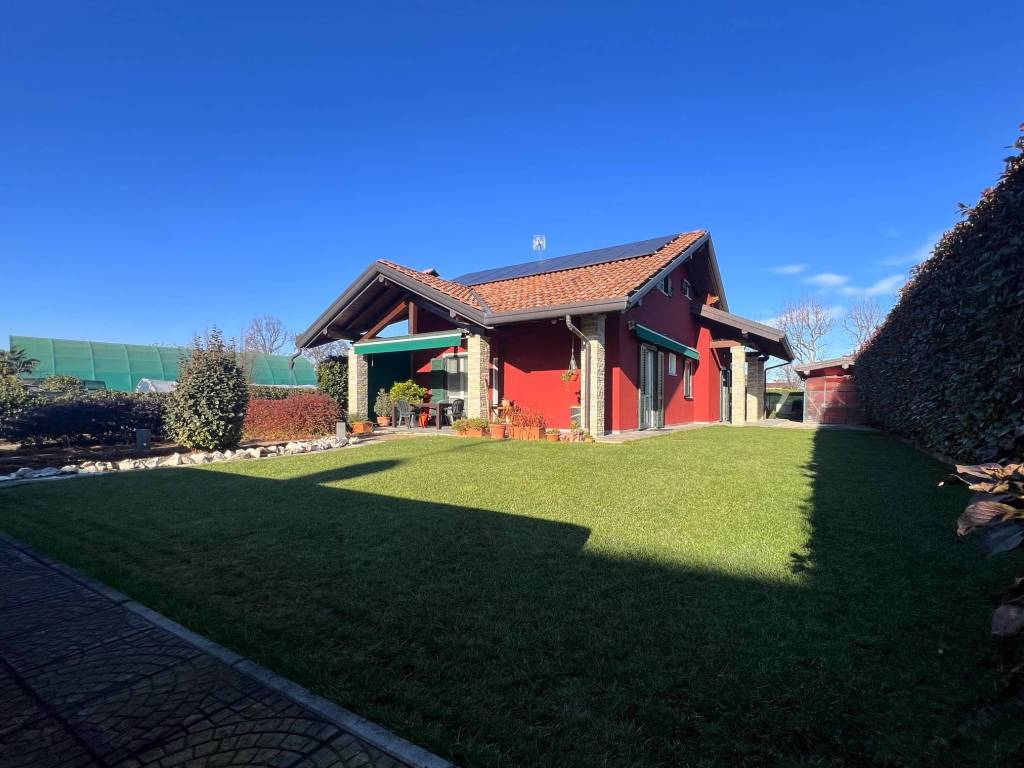 casa indipendente in vendita ad Agrate Conturbia