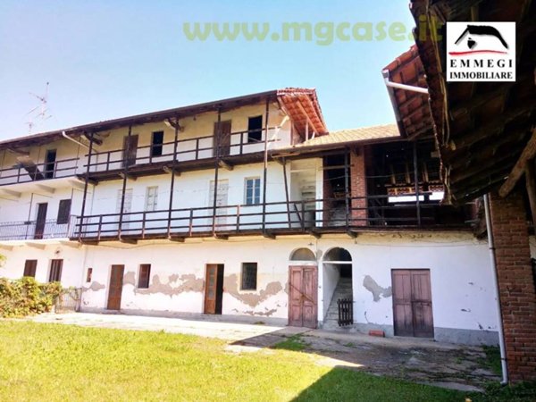 casa indipendente in vendita ad Agrate Conturbia in zona Agrate