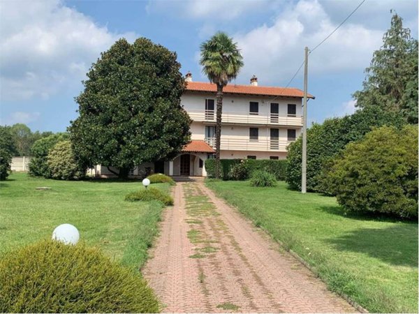 casa indipendente in vendita ad Agrate Conturbia