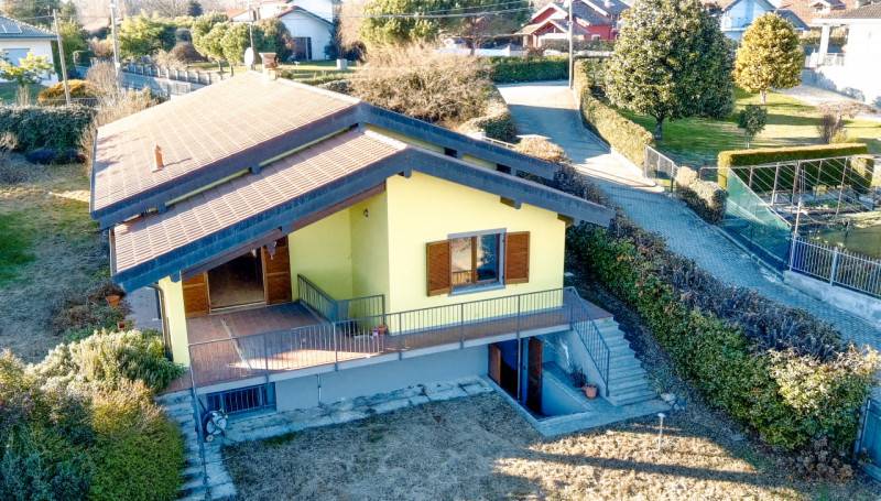 casa indipendente in vendita ad Agrate Conturbia in zona Conturbia