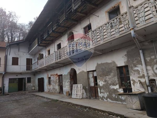 casa indipendente in vendita ad Agrate Conturbia in zona Agrate