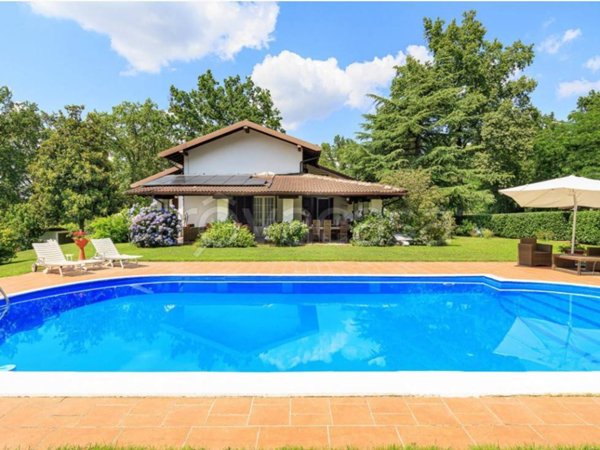 casa indipendente in vendita ad Agrate Conturbia in zona Conturbia