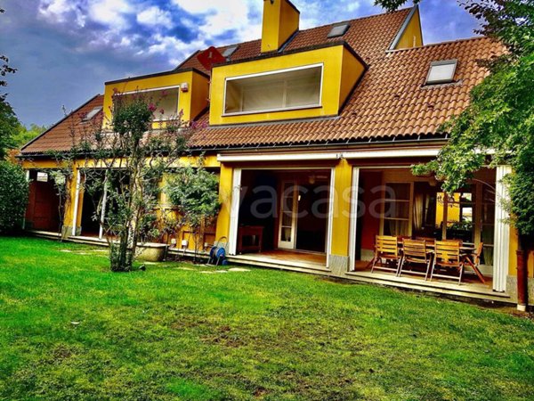 casa indipendente in vendita ad Agrate Conturbia