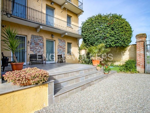 casa indipendente in vendita ad Agrate Conturbia in zona Conturbia