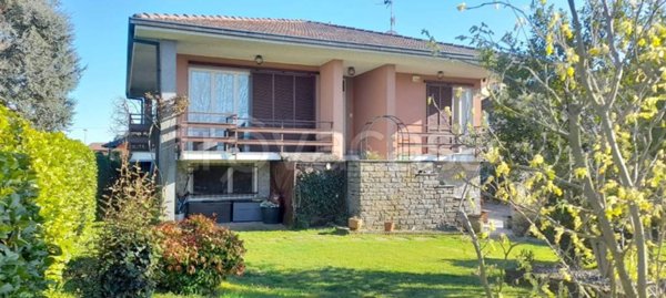 casa indipendente in vendita ad Agrate Conturbia in zona Conturbia