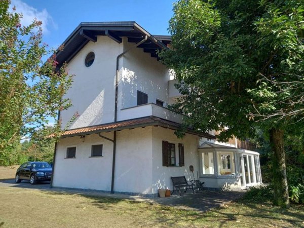 casa indipendente in vendita ad Agrate Conturbia