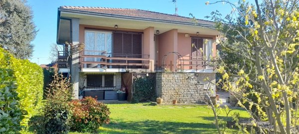 casa indipendente in vendita ad Agrate Conturbia