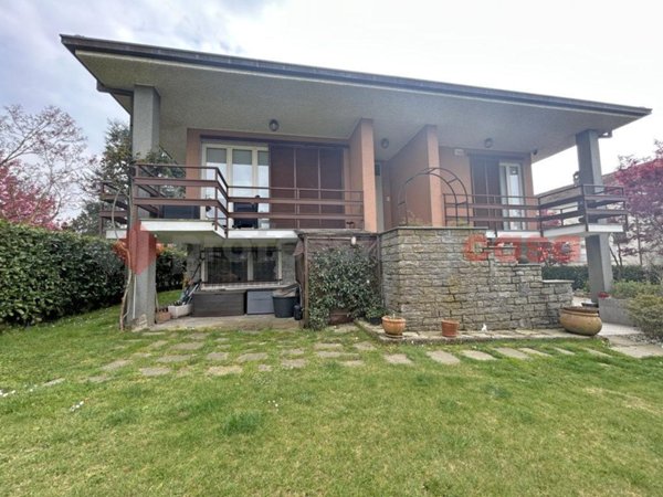 casa indipendente in vendita ad Agrate Conturbia