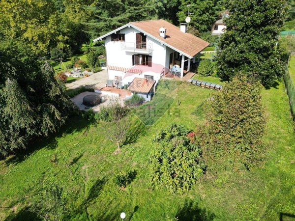 casa indipendente in vendita ad Agrate Conturbia