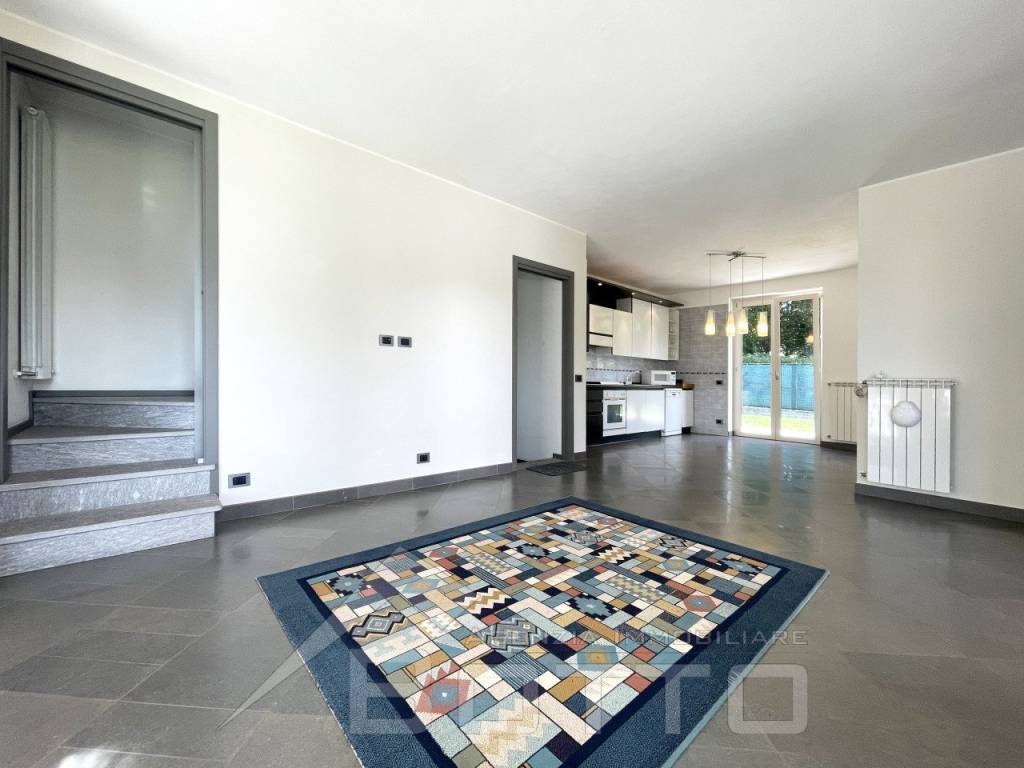 casa indipendente in vendita ad Agrate Conturbia in zona Agrate