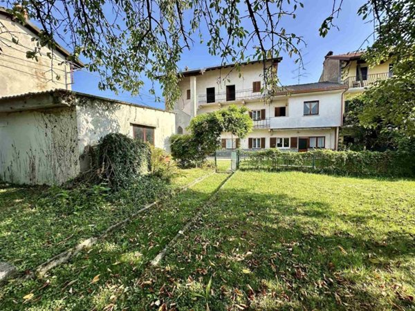 casa indipendente in vendita ad Agrate Conturbia in zona Agrate