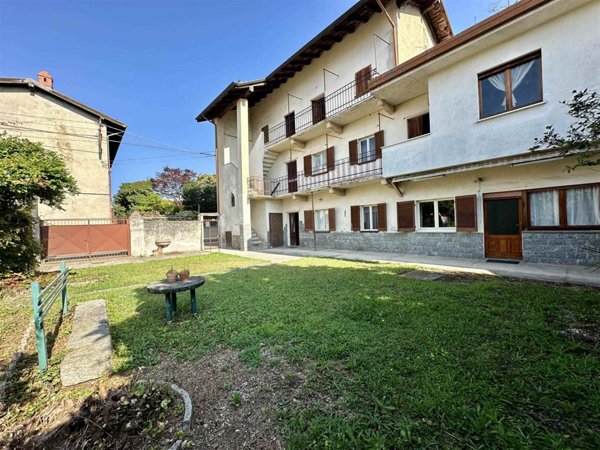 casa indipendente in vendita ad Agrate Conturbia