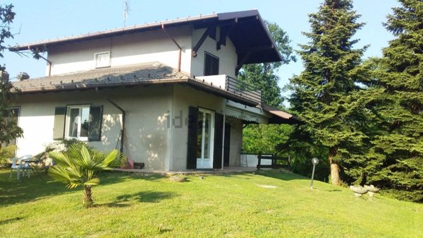 casa indipendente in vendita ad Agrate Conturbia in zona Agrate