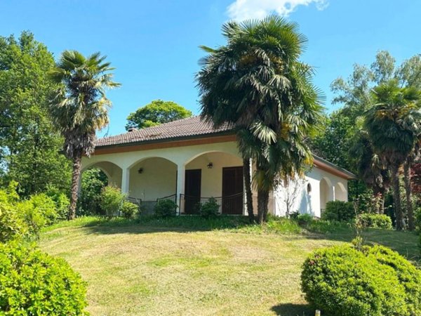 casa indipendente in vendita ad Agrate Conturbia in zona Conturbia