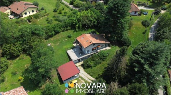 casa indipendente in vendita ad Agrate Conturbia in zona Conturbia