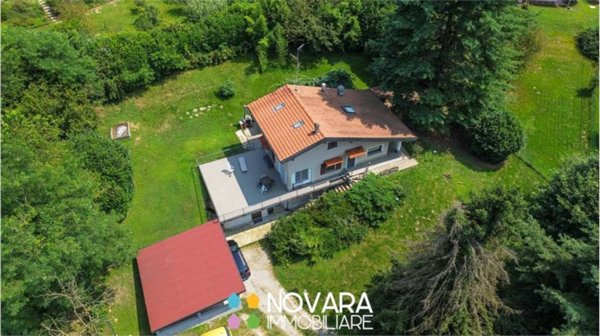 casa indipendente in vendita ad Agrate Conturbia in zona Conturbia
