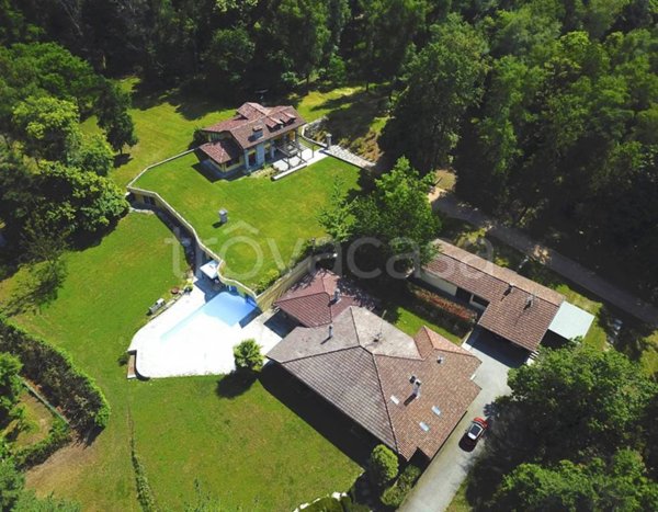 villa in vendita ad Agrate Conturbia in zona Conturbia
