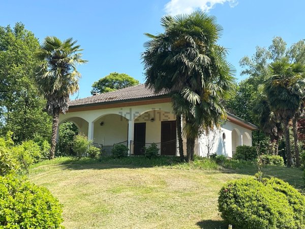casa indipendente in vendita ad Agrate Conturbia