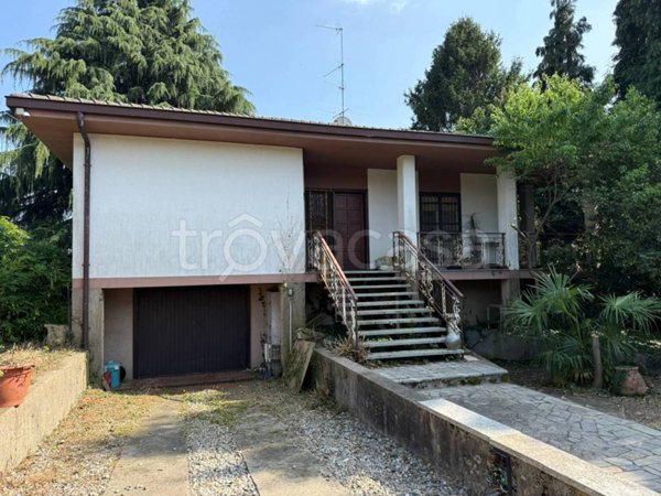 casa indipendente in vendita ad Agrate Conturbia in zona Conturbia