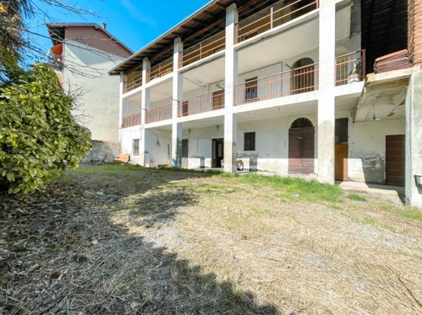 casa indipendente in vendita ad Agrate Conturbia