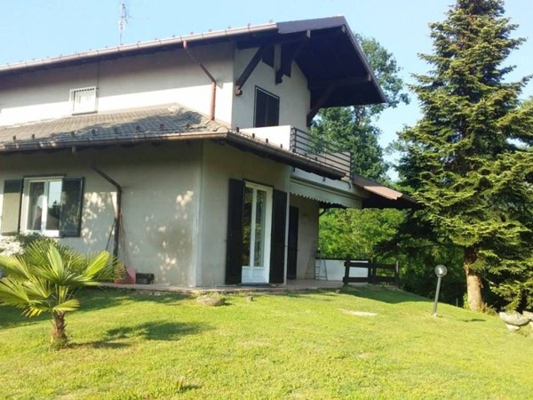 casa indipendente in vendita ad Agrate Conturbia in zona Agrate