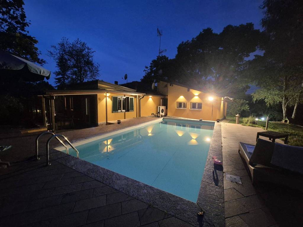 casa indipendente in vendita ad Agrate Conturbia
