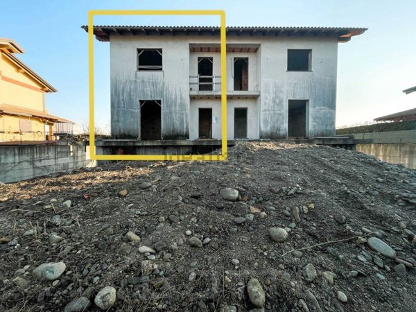 casa semindipendente in vendita ad Agrate Conturbia
