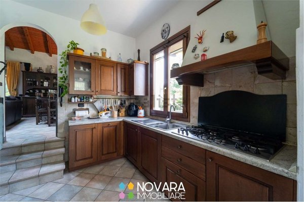 casa indipendente in vendita ad Agrate Conturbia in zona Conturbia