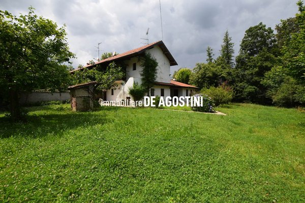 casa indipendente in vendita ad Agrate Conturbia in zona Agrate