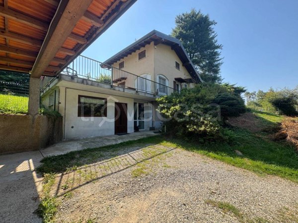 casa indipendente in vendita ad Agrate Conturbia in zona Conturbia