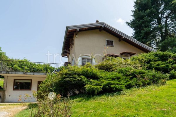 casa indipendente in vendita ad Agrate Conturbia in zona Conturbia