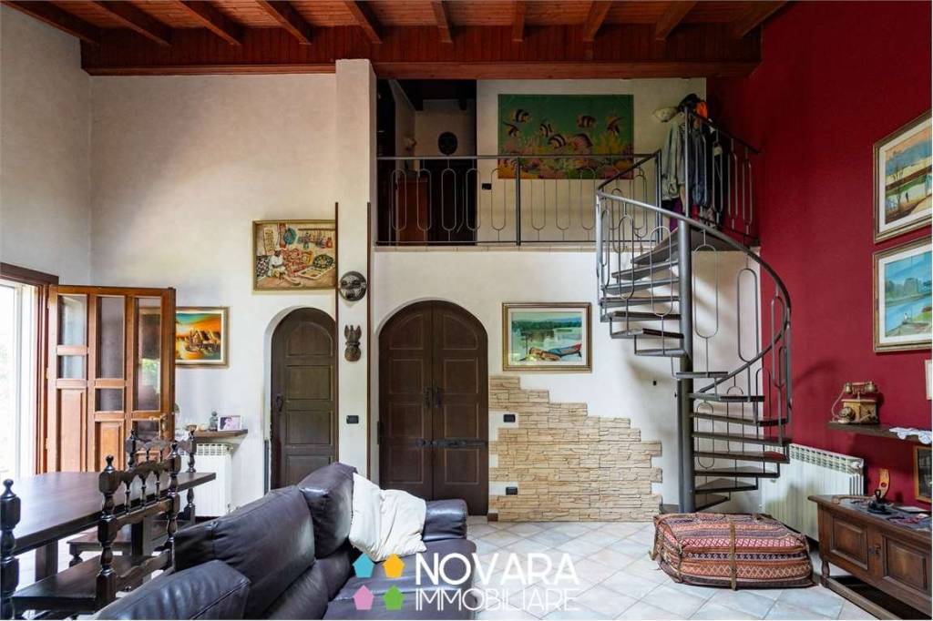 casa indipendente in vendita ad Agrate Conturbia