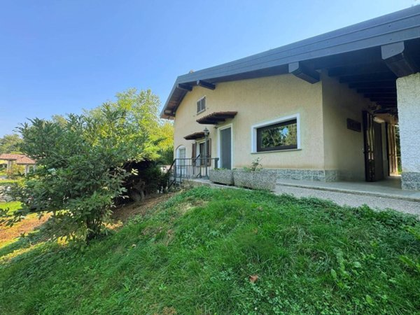 casa indipendente in vendita ad Agrate Conturbia in zona Conturbia