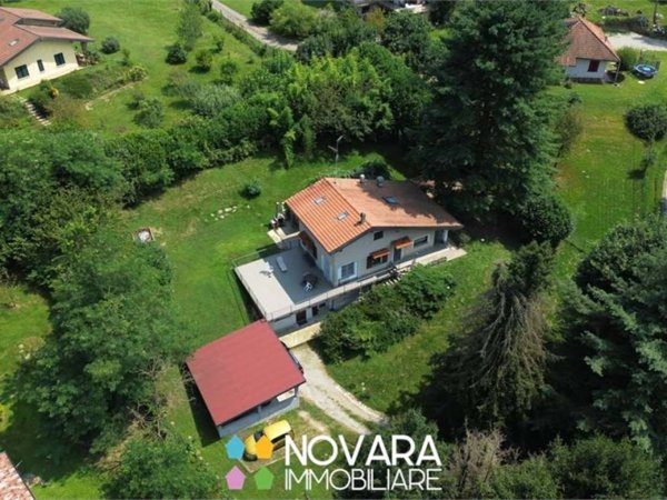casa indipendente in vendita ad Agrate Conturbia in zona Conturbia