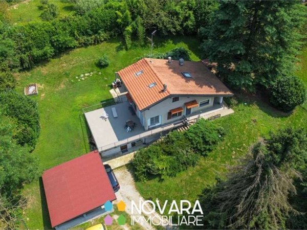 casa indipendente in vendita ad Agrate Conturbia in zona Conturbia
