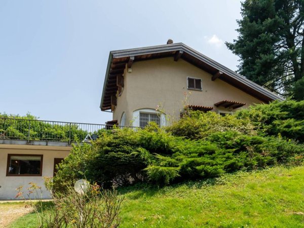 casa indipendente in vendita ad Agrate Conturbia in zona Conturbia