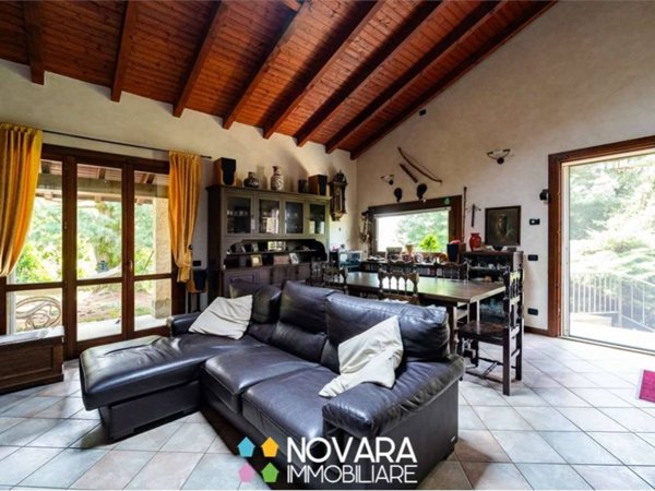casa indipendente in vendita ad Agrate Conturbia in zona Conturbia