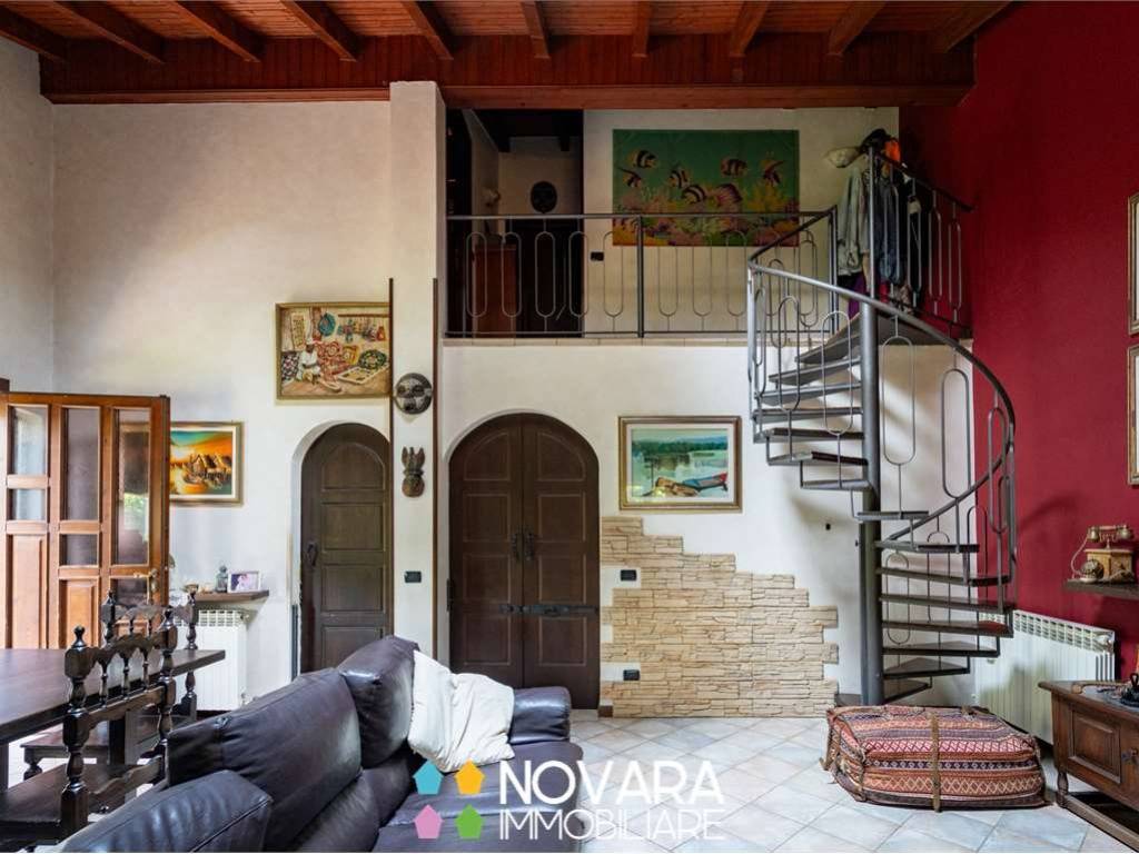 casa indipendente in vendita ad Agrate Conturbia in zona Conturbia