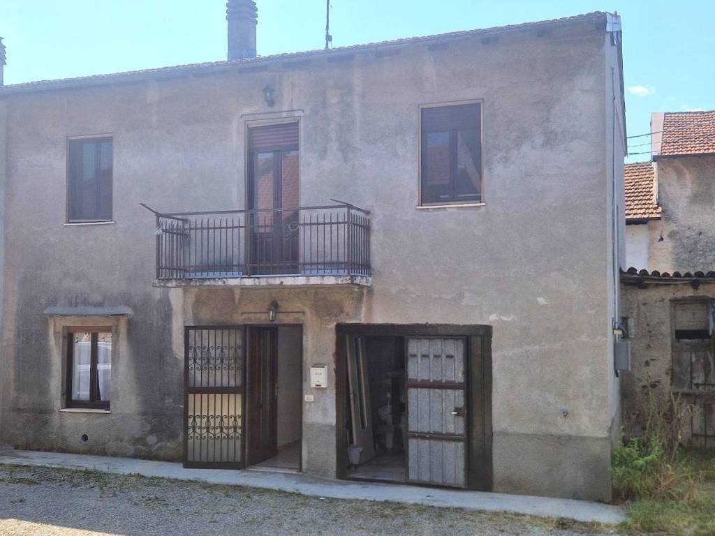 casa indipendente in vendita ad Agrate Conturbia