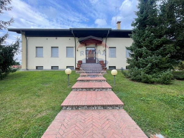 casa indipendente in vendita ad Agrate Conturbia